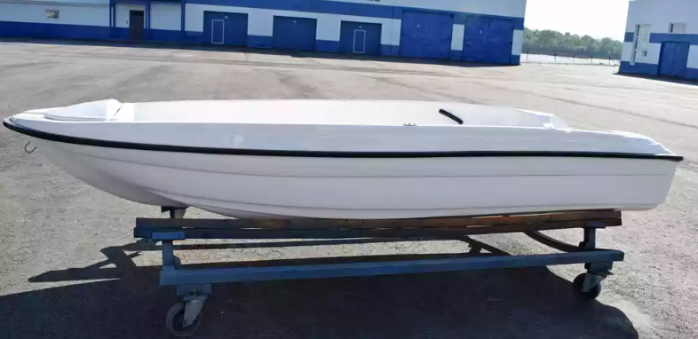 Стеклопластиковая лодка Пингвин (тримаран) в Краснодаре