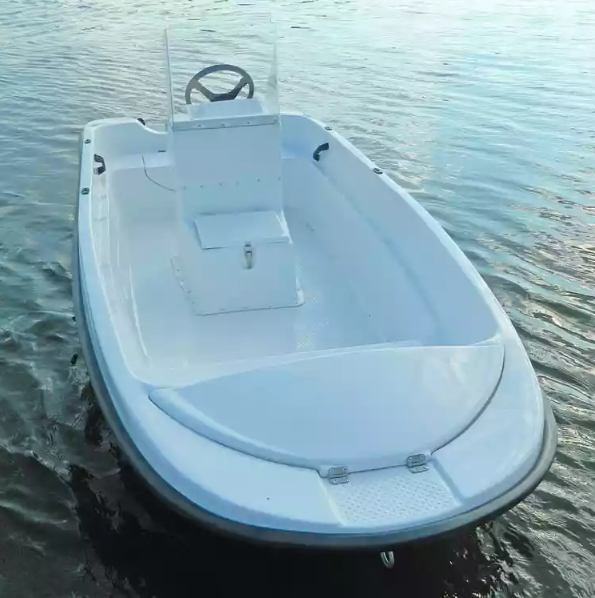 Стеклопластиковая лодка Пингвин с консолью (тримаран) в Краснодаре