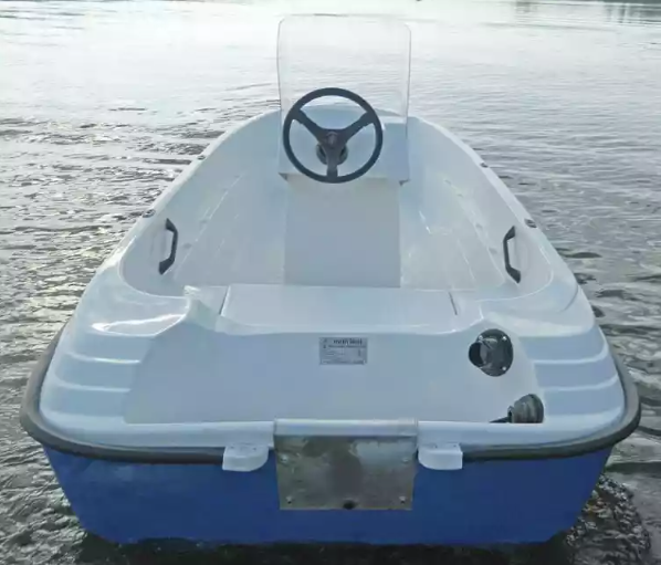 Стеклопластиковая лодка Пингвин с консолью (тримаран) в Краснодаре