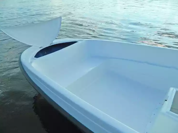 Стеклопластиковая лодка Пингвин с консолью (тримаран) в Краснодаре