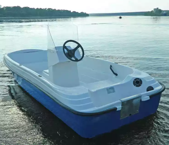 Стеклопластиковая лодка Пингвин с консолью (тримаран) в Краснодаре