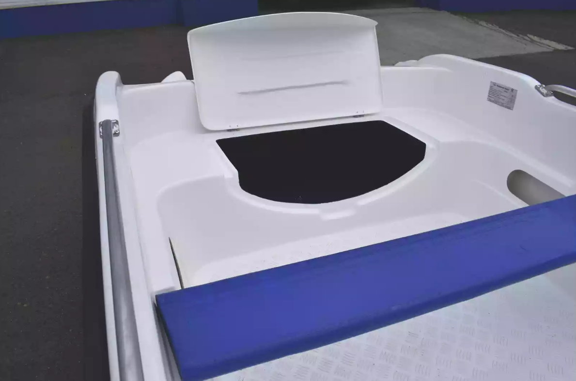 Стеклопластиковая лодка Пингвин New (тримаран) в Краснодаре