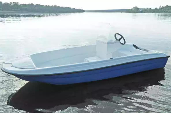 Стеклопластиковая лодка Пингвин с консолью (тримаран) в Краснодаре