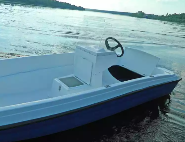 Стеклопластиковая лодка Пингвин с консолью (тримаран) в Краснодаре