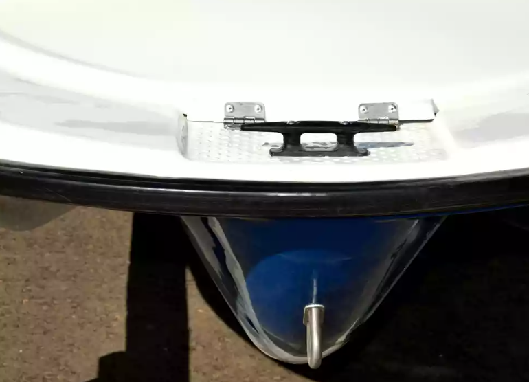 Стеклопластиковая лодка Пингвин с консолью (тримаран) в Краснодаре