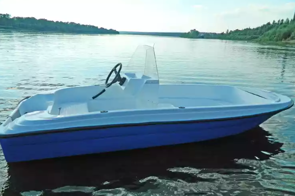 Стеклопластиковая лодка Пингвин с консолью (тримаран) в Краснодаре