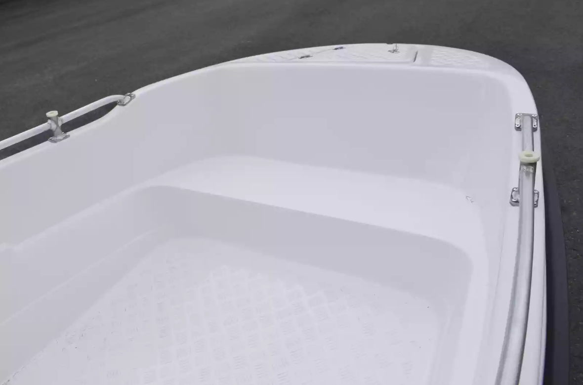 Стеклопластиковая лодка Пингвин New (тримаран) в Краснодаре