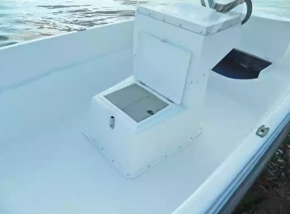 Стеклопластиковая лодка Пингвин с консолью (тримаран) в Краснодаре