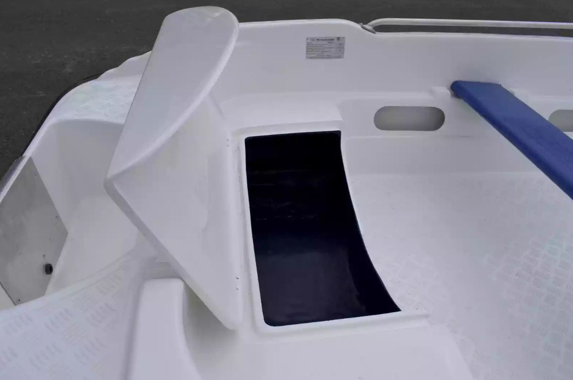 Стеклопластиковая лодка Пингвин New (тримаран) в Краснодаре