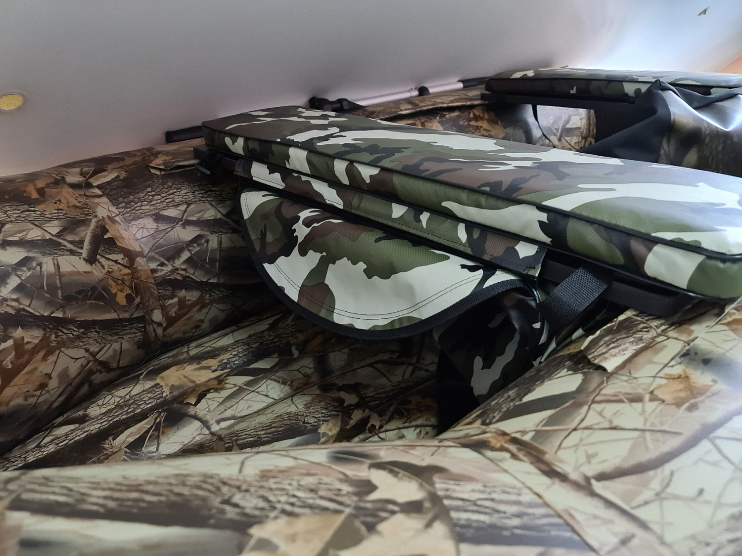 КОМПЛЕКТ МЯГКИХ НАКЛАДОК С СУМКОЙ ДЛЯ ЛОДОК 105Х20 КАМУФЛЯЖ в Краснодаре